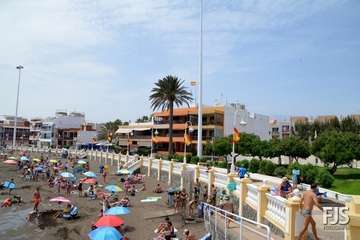 El Ayuntamiento impulsa una nueva campaña de concienciación medioambiental en las playas del municipio (Foto TA)